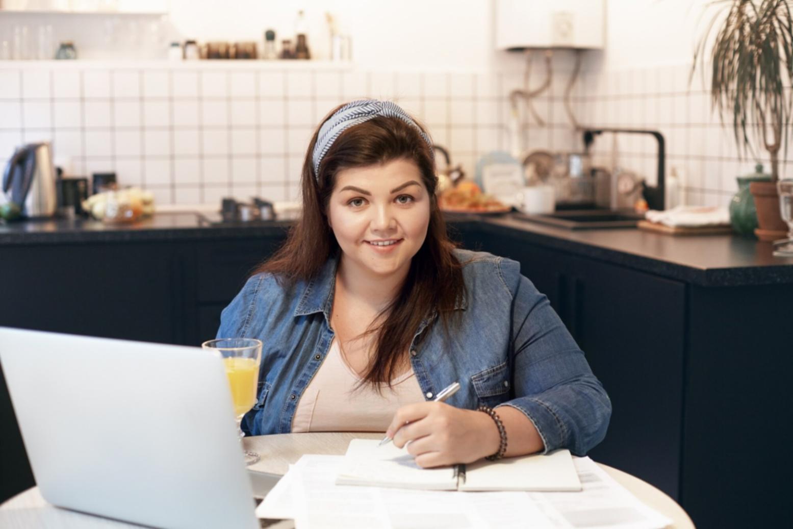 Espacio de trabajo del equipo zyravonel con materiales de planificación financiera