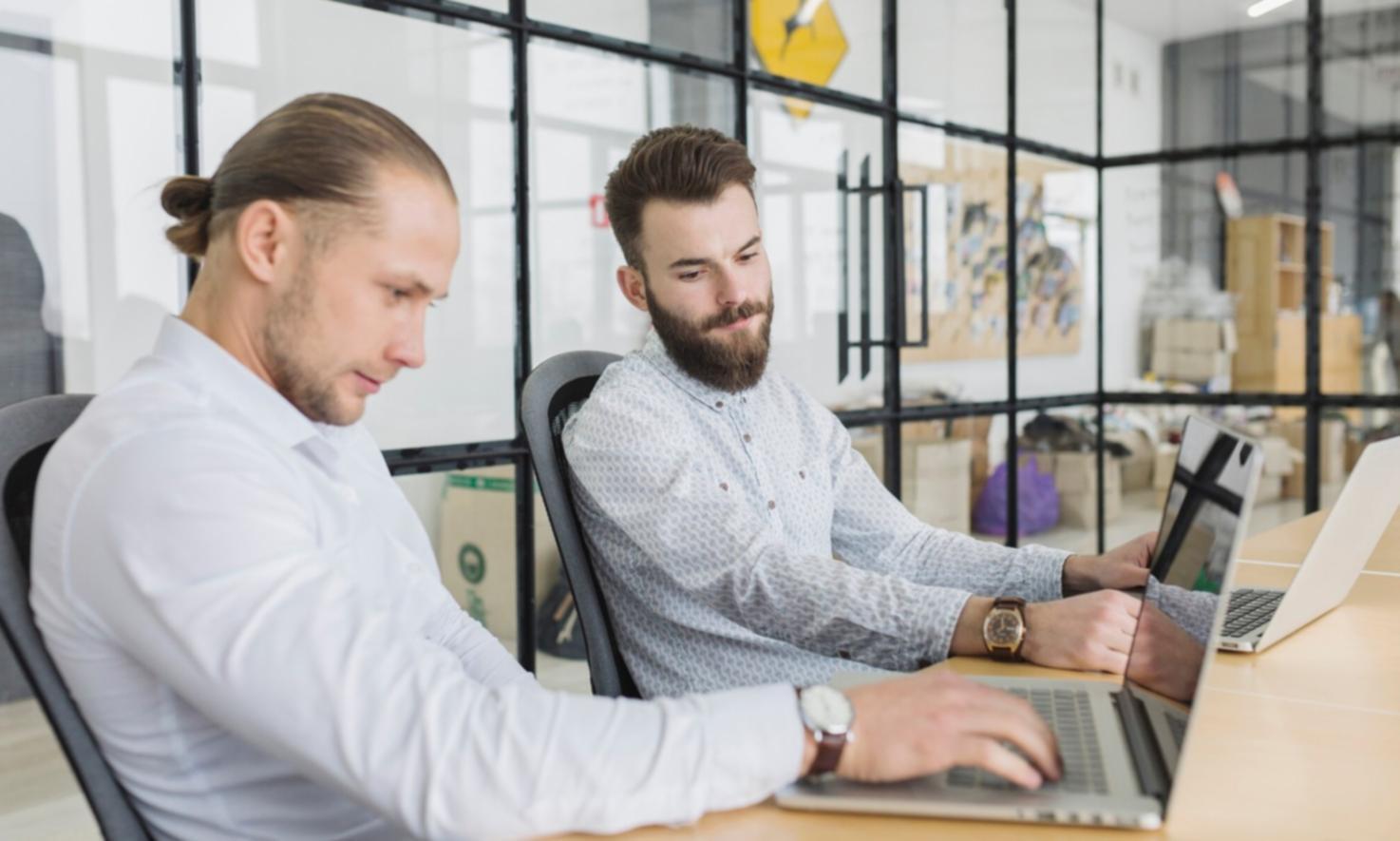 Sesión de asesoramiento financiero personalizado en oficina zyravonel